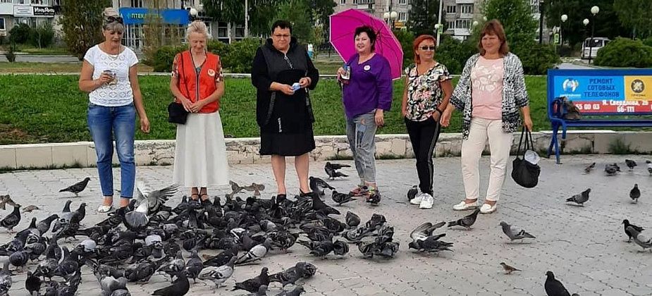Серовчане вышли на Преображенскую площадь, чтобы в поддержку Хабаровска покормить голубей