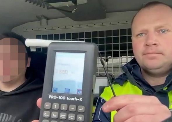 В Завокзальном нетрезвый водитель без прав катался на мопеде с пассажиром, без мотошлемов