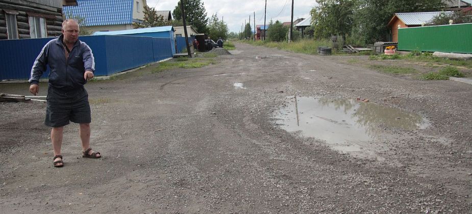 Серовчане за свой счет отсыпают дорогу. От властей помощи добиться не могут