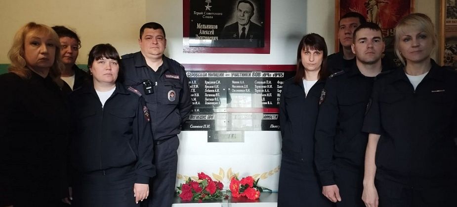 В День образования российской полиции серовским полицейским вручили погоны и показали фильм