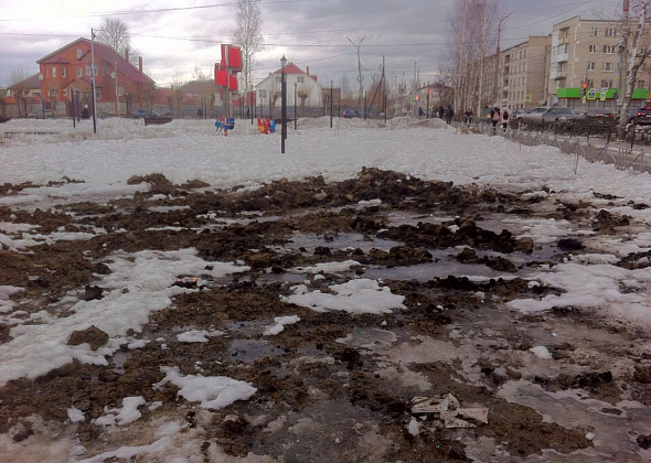 Серовская водоснабжающая компания, устраняя аварию, повредила ограждения сквера. Депутат: "Это - варварство"