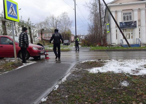 На Проспекте Серова автомобиль сбил девушку