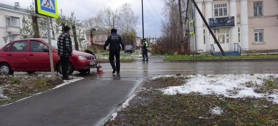 На Проспекте Серова автомобиль сбил девушку
