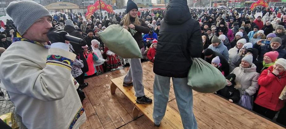 “Главное – готовить с любовью”. В Серове проводили зиму народными забавами и метровыми блинами