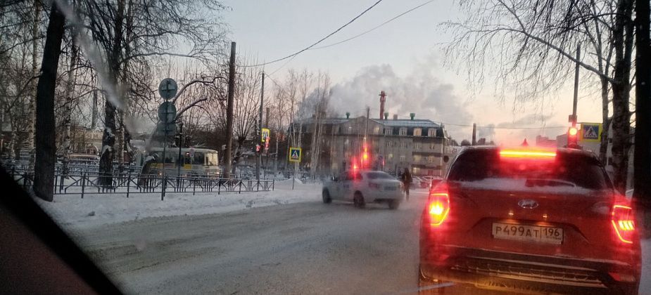 Полиция Серова второй день в одно и то же время блокирует движение по улице Карла Маркса