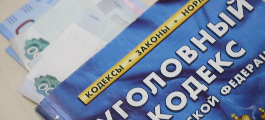 Молодого человека и его несовершеннолетнюю спутницу обвиняют в краже денег с карты серовчанина
