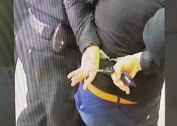В торговом центре охрана надела наручники на активного серовчанина Антона Шарапова. Он обратился в полицию