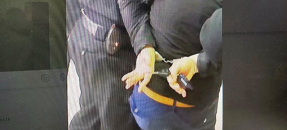 В торговом центре охрана надела наручники на активного серовчанина Антона Шарапова. Он обратился в полицию