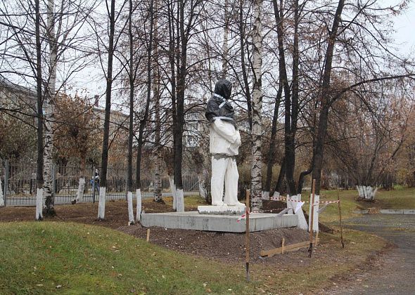 Памятник Максиму Горькому установили во дворе одной из серовских школ