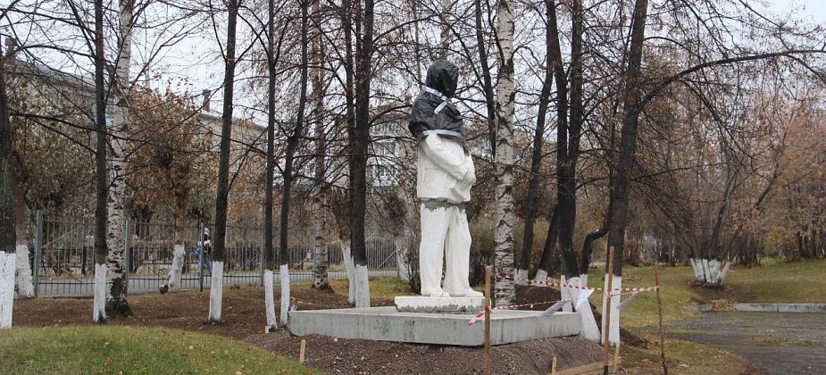 Памятник Максиму Горькому установили во дворе одной из серовских школ