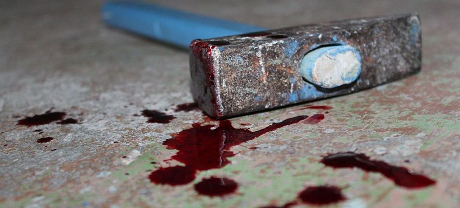 В Ларьковке мужчина ударил жену по голове молотком. Женщина скончалась