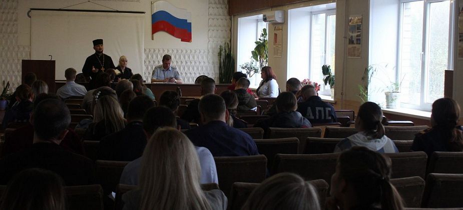 Священник побеседовал с полицейскими Серова: "Каждый из вас – служитель Добра, предупреждающий Зло"