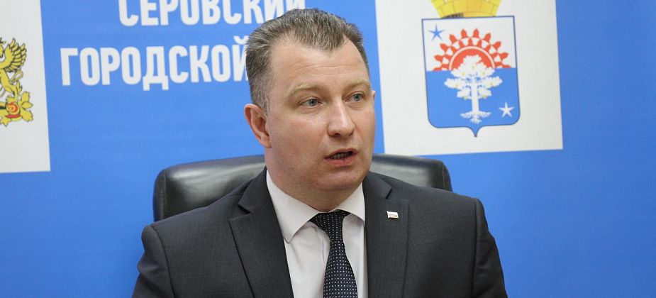 Прокуратура обязала Василия Сизикова ответить на запрос «Глобуса» о стеле «Я люблю Серов»