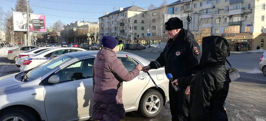 #8Марта-ЦветыДляАвтоледи. Госавтоинспекторы на дорогах Серова провели весеннюю акцию «Цветы для автоледи»
