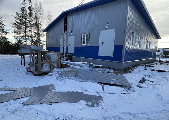 “Профукали вспышку погодную”. У недостроенного морга в Серове ветром сломало часть фасада