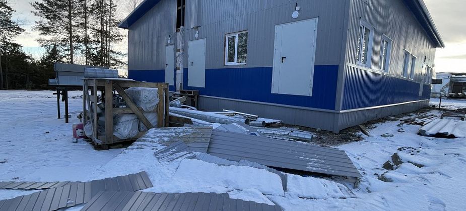 “Профукали вспышку погодную”. У недостроенного морга в Серове ветром сломало часть фасада