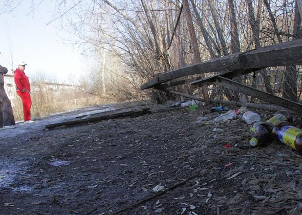Пристанище БОМЖей, алкашей и беспризорников. Серовчане хотят порядка на площадке в центре города