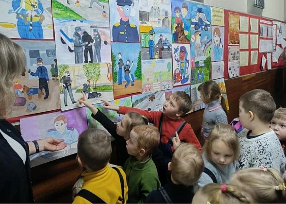 В преддверии Дня защитника Отечества на экскурсии в полиции Серова побывали дошколята и школьники