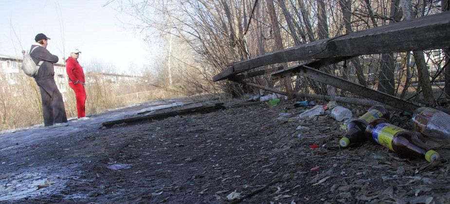 Пристанище БОМЖей, алкашей и беспризорников. Серовчане хотят порядка на площадке в центре города