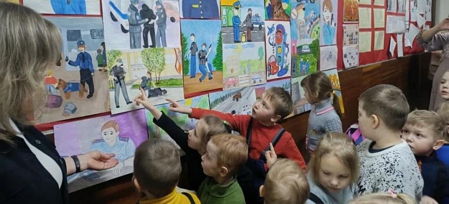 В преддверии Дня защитника Отечества на экскурсии в полиции Серова побывали дошколята и школьники