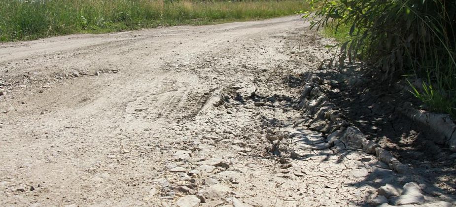 Жители серовского поселка Новое Сотрино просят отсыпать дорогу: «Мусоровоз разбил...»