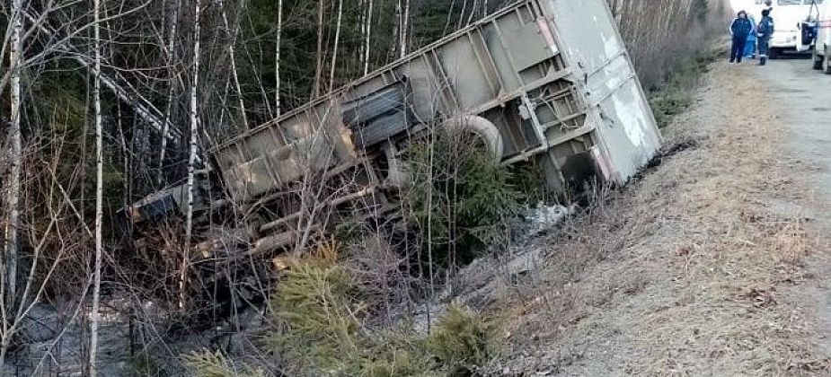 Водитель грузовика, выехавший из Серова, уснул за рулем. Пострадали сын и жена шофера