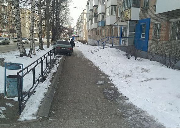 "Повезло, что близко к перекрестку не успели подойти"... Утром в Серове столкнулись автомобили. ВАЗ отбросило на тротуар