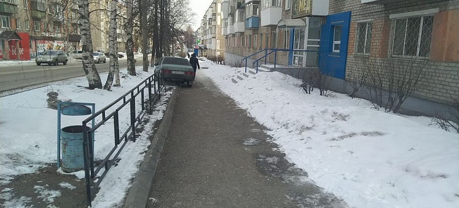 "Повезло, что близко к перекрестку не успели подойти"... Утром в Серове столкнулись автомобили. ВАЗ отбросило на тротуар