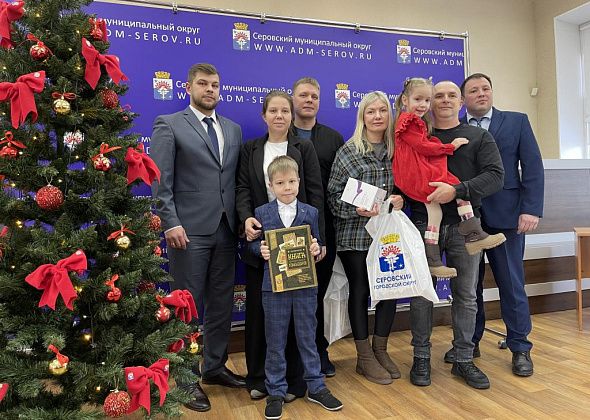 Два серовских ребенка получили подарки со всероссийской "Елки желаний"