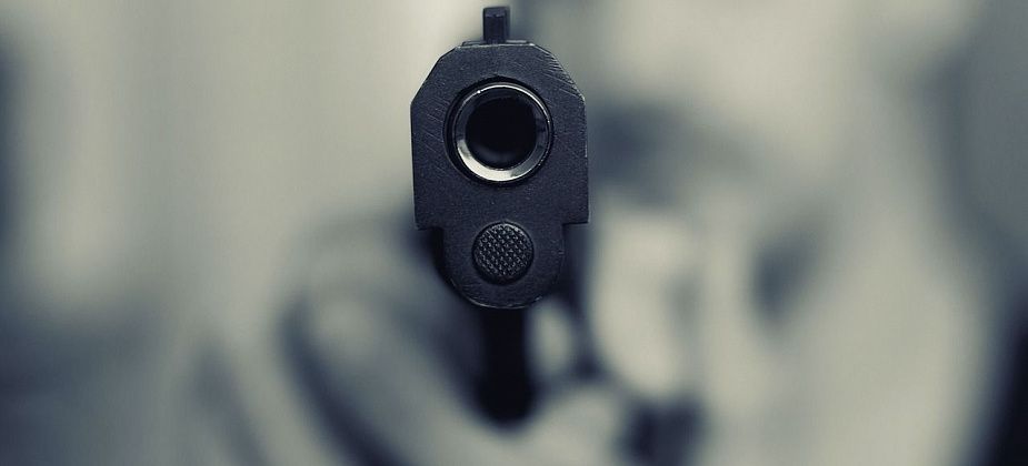 Серовчанин несколько раз ударил несовершеннолетнего пистолетом по голове и потребовал денег на пиво