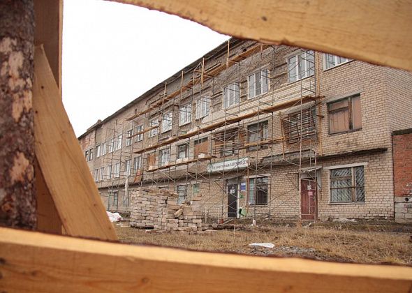 «Конечно, для поселка больница нужна». В Восточном идет ремонт здания больницы, ради сохранения которого люди выходили на пикеты