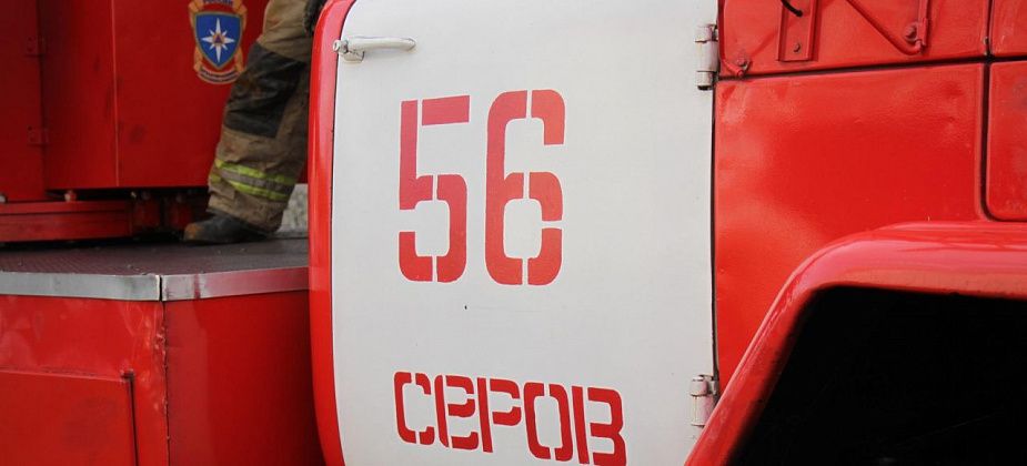 В Серове коротнул электрический столб. На происшествие выезжали огнеборцы 