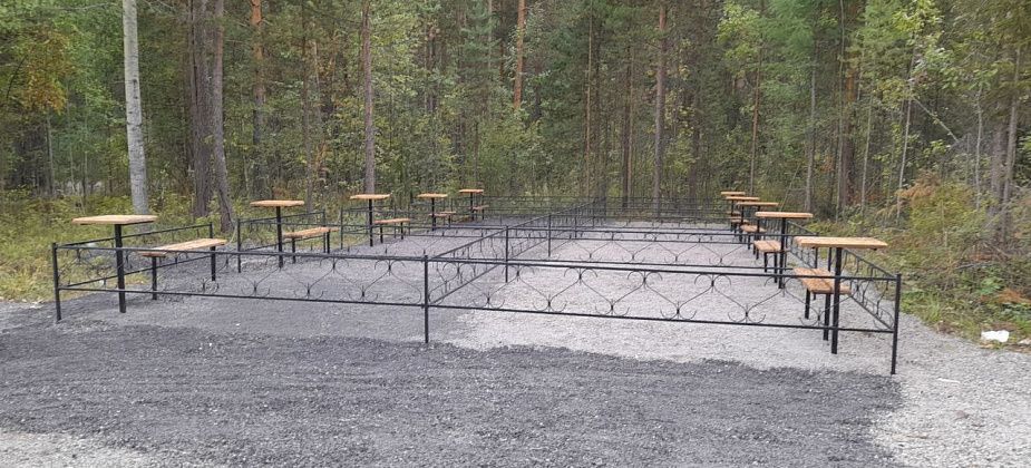 Мэрия Серова заявила о необходимости демонтажа оградок без могил, которые кто-то поставил на кладбище