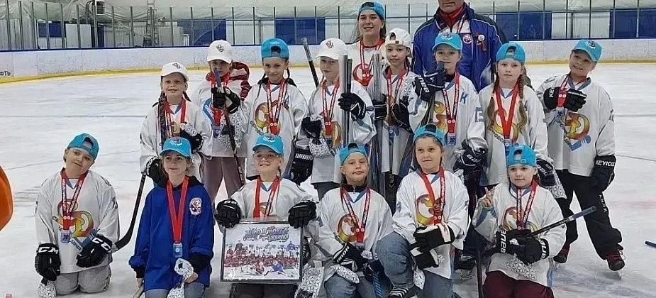 “Серовские девчата” обошли мальчиков и выиграли турнир по хоккею в Нягани