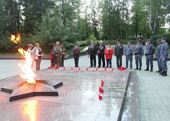 В Серове сотрудники полиции и Росгвардии зажгли свечи памяти по погибшим в годы Великой Отечественной войны
