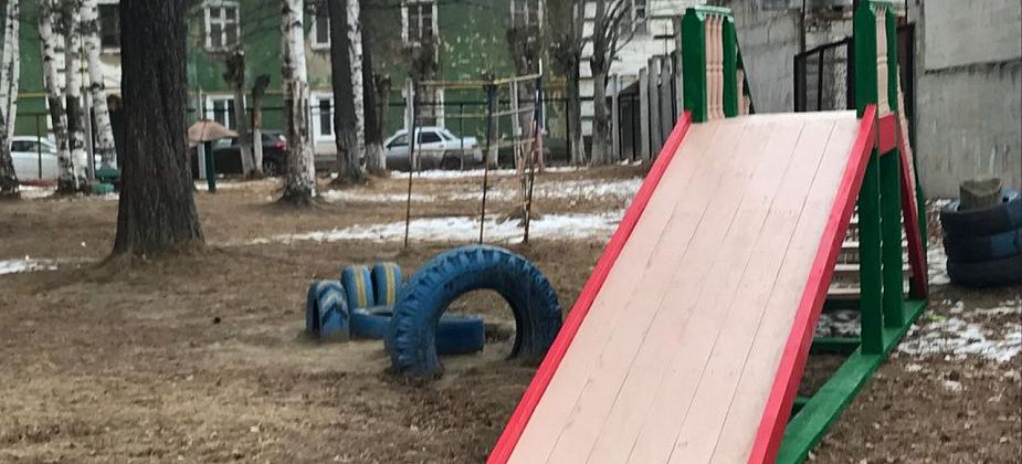 На площадке серовского противотуберкулезного диспансера появилась детская горка