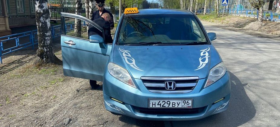 ГИБДД проверяет такси в Серове