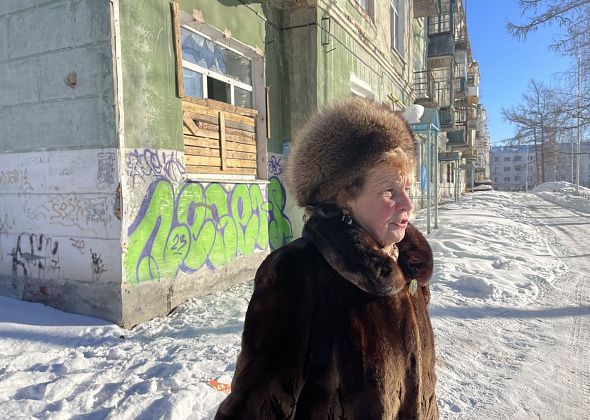 "На профилактический учет их поставить". Серовчанка недовольна подростками, которые крушат аварийный дом