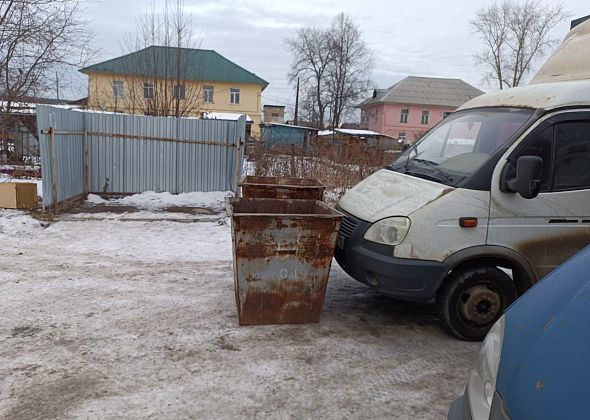 Неизвестные поставили мусорные баки перед машиной серовчанина. Водитель считает, что это “Рифей”