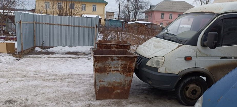 Неизвестные поставили мусорные баки перед машиной серовчанина. Водитель считает, что это “Рифей”