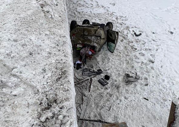 В Серове автомобиль пробил ограждение моста и вылетел на лед