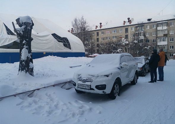 Управляющий Северным округом Евгений Преин посетил спорткомплекс «Алмаз», у которого рухнула крыша