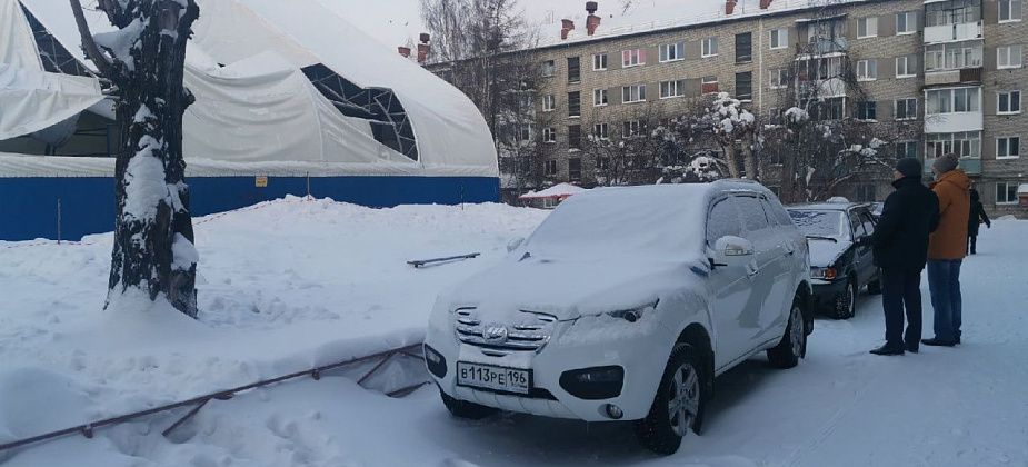 Управляющий Северным округом Евгений Преин посетил спорткомплекс «Алмаз», у которого рухнула крыша