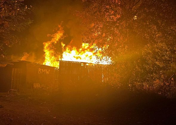 Рядом с жилыми домами в Новой Коле горели гараж и сарайки