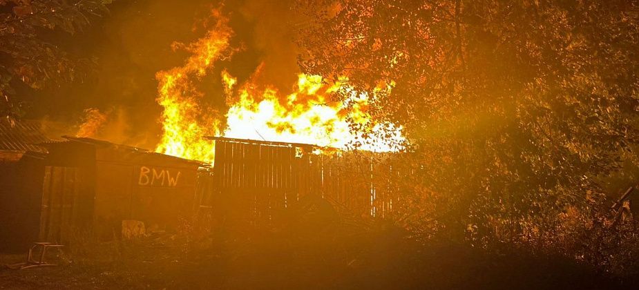Рядом с жилыми домами в Новой Коле горели гараж и сарайки
