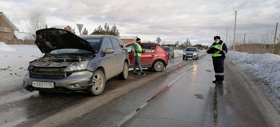 В Серове столкнулись Honda и Renault Sandero. Подробности ДТП на улице Нансена