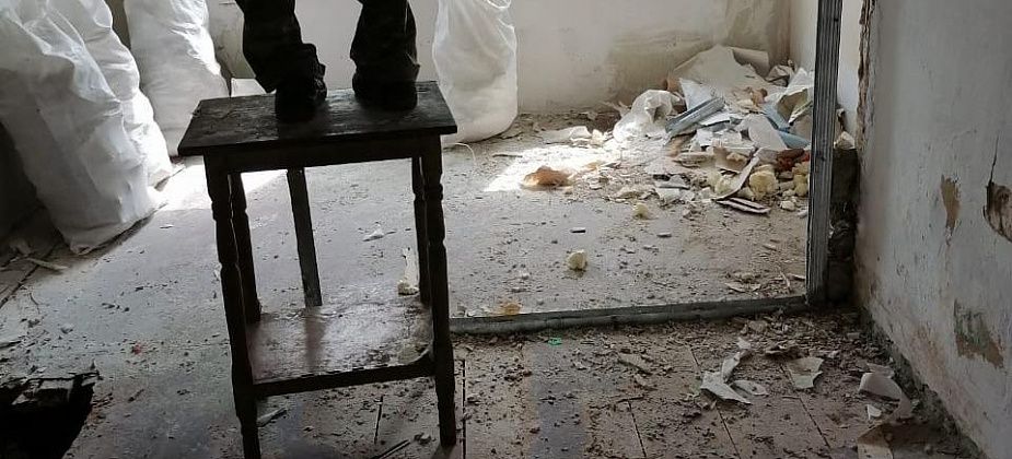 Власти Серова начали ремонт в квартире, в которой живет серовчанка с двумя детьми. Весной там провалился пол