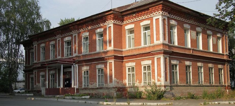 Красный флаг, белые стены