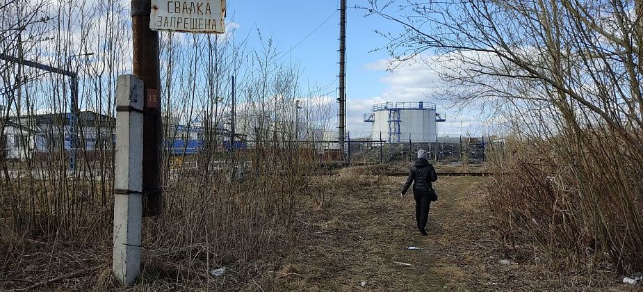 На место разлива нефтепродуктов в Серове приехали представители Минприроды: “Заместителю министра мы доложим”