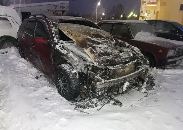 Ночью в Серове горел автомобиль. Никто не пострадал